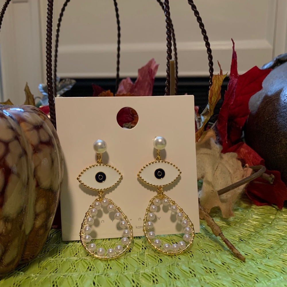 Gold and pearl eye earrings